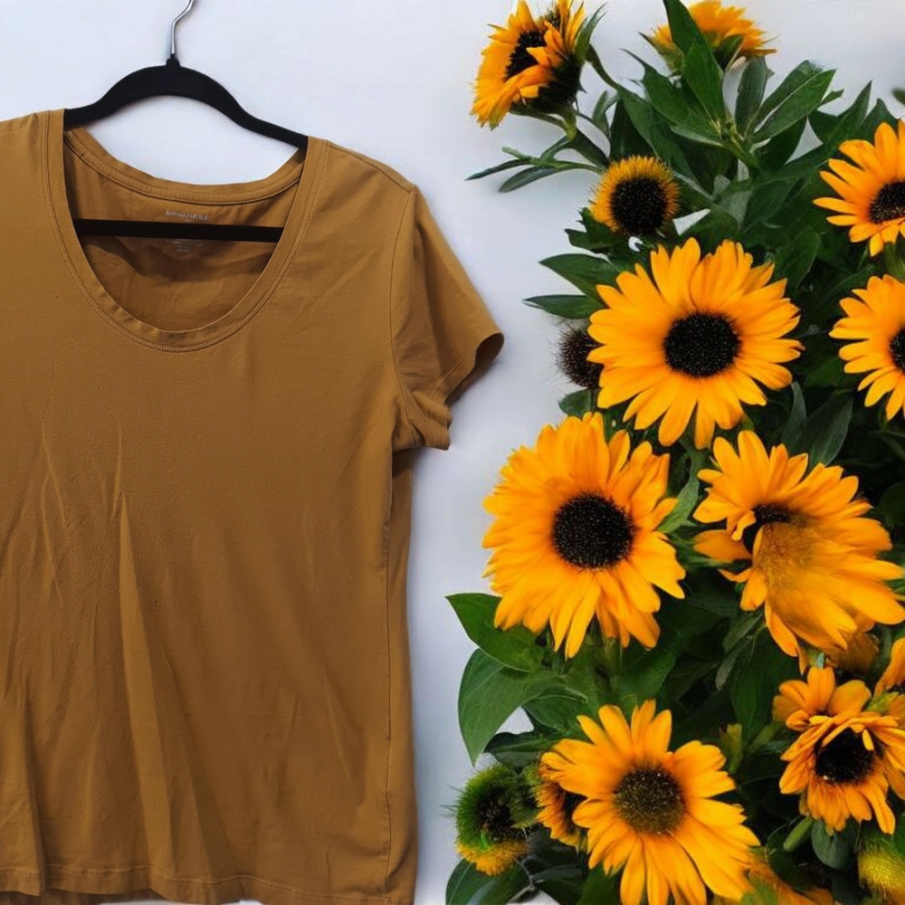 Banana Republic Gold Short Sleeve Tee